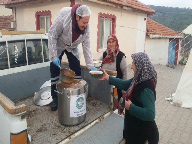 AKHİSAR'DA DEPREMZEDELERE ÇORBA