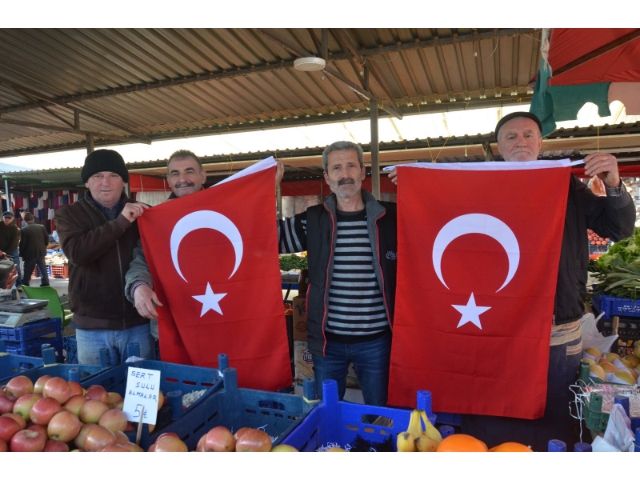 AKHİSAR BELEDİYESİ BAYRAK DAĞITTI