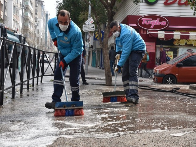 MANİSA'DA CADDELER YIKANIYOR