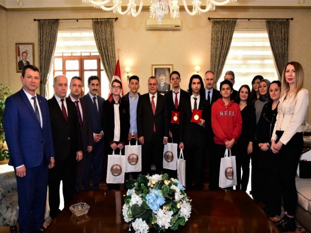 VALİ DENİZ'DEN DERECEYE GİRENLERE ÖDÜL
