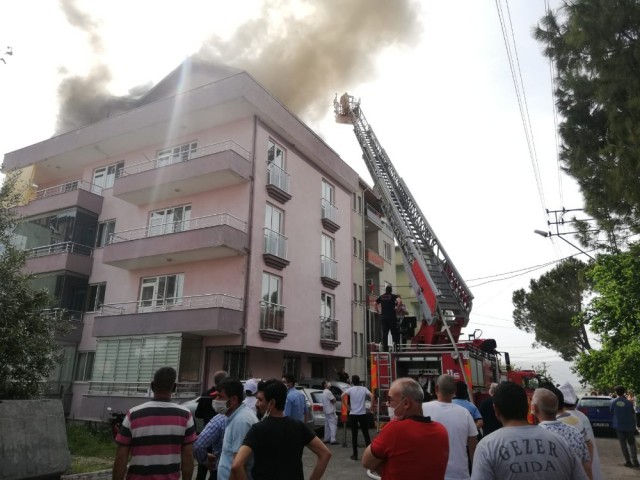 ÇATI KATI YANGINI HASARA YOL AÇTI