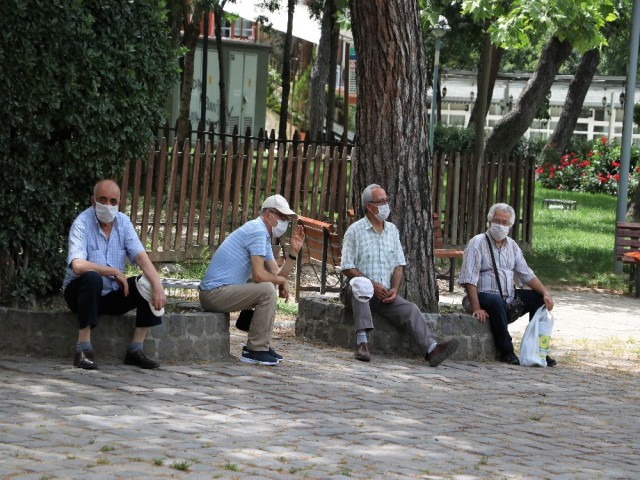 İZİNLERİNİ TAVLA OYNAYARAK GEÇİRDİLER