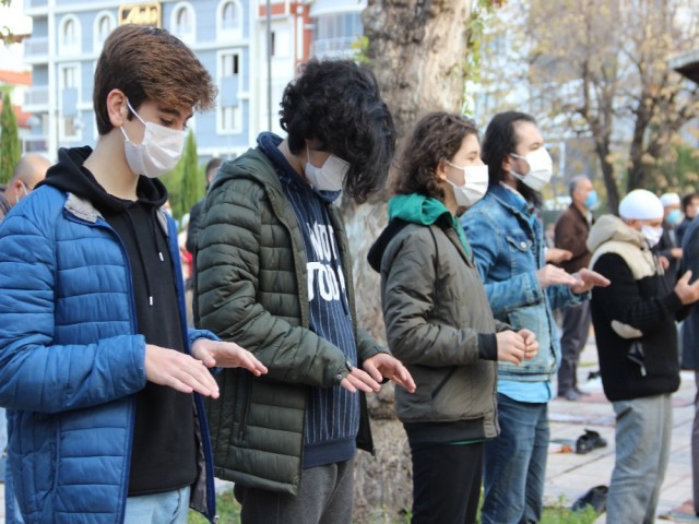 MANİSALILAR YAĞMUR DUASINA ÇIKTI