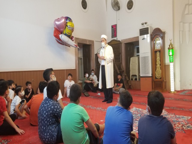 ÇOCUKLAR CAMİYE KOŞARAK GİDİYOR