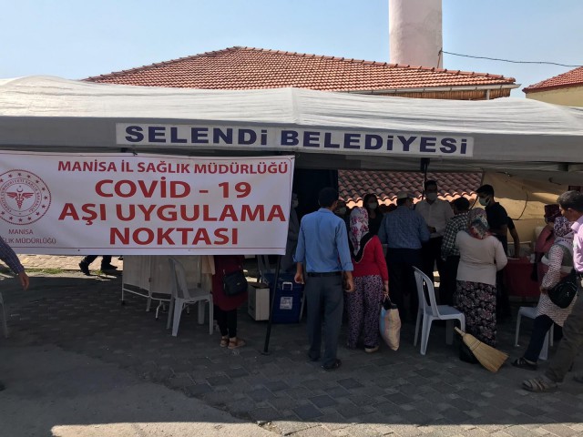 SELENDİ'DE AŞI ÇADIRINA YOĞUN İLGİ