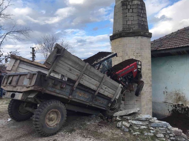 TRAKTÖR MİNAREYE ÇARPARAK DURDU