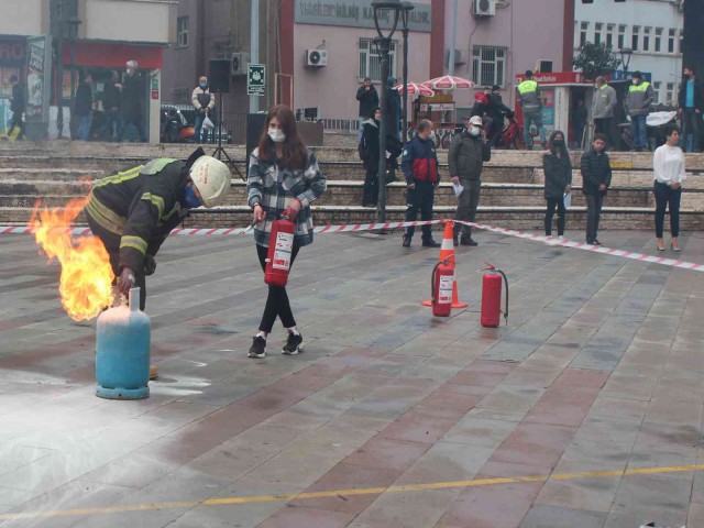 ÖĞRENCİLERLE YANGIN TATBİKATI YAPILDI