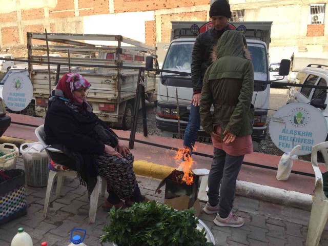 PAZARCILAR SOĞUKLARLA MÜCADELE EDİYOR