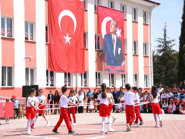 İLÇELERDE 23 NİSAN COŞKUSU