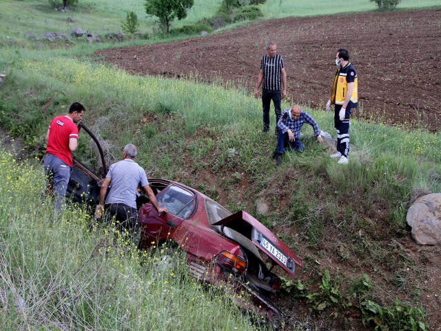 ARAÇ ŞARAMPOLE UÇTU: 2 YARALI