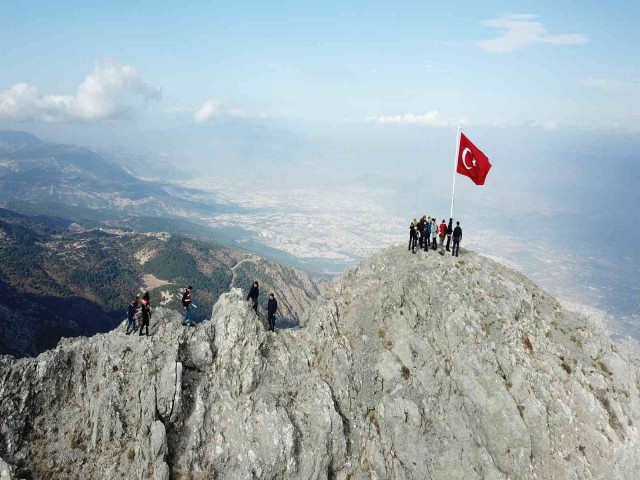 Spil Dağı’nın zirvesinden kadına yönelik şiddete dikkat çektiler