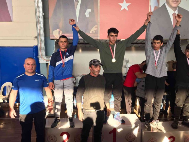 Yunusemreli güreşçiler İzmir’den madalyalarla döndü