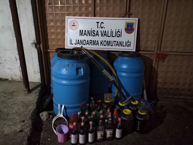 Manisa’da litrelerce kaçak şarap ele geçirildi