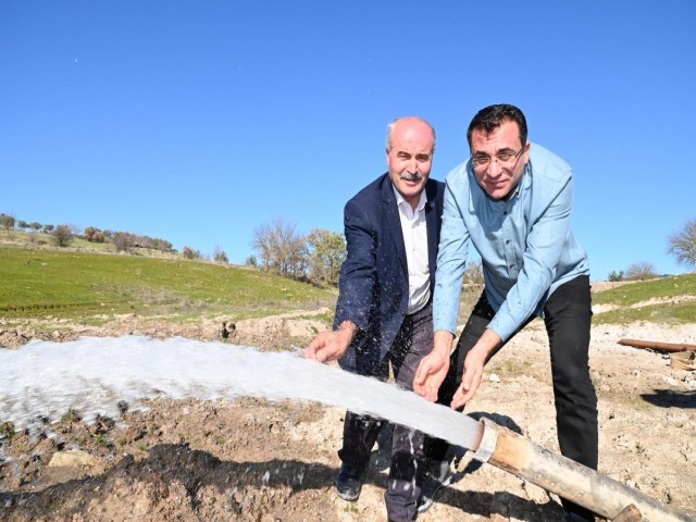 Su sıkıntısı yaşayan mahalleyi sevindiren sondaj