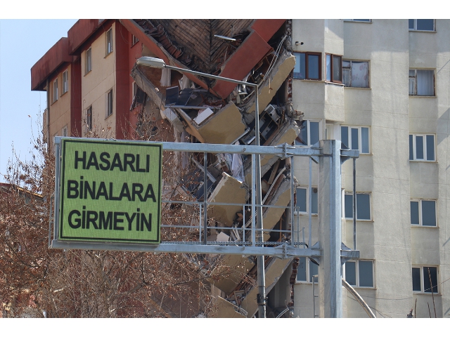 HASARLI BİNALARA GİRMEYİN UYARISI