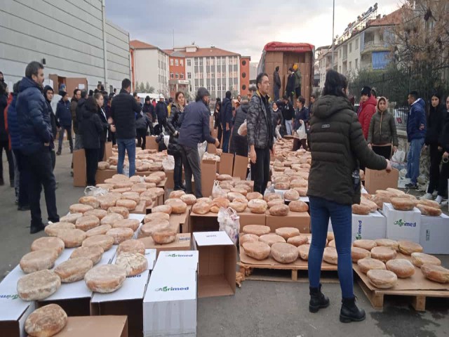 DEPREM BÖLGESİNE ONBİNLERCE EKMEK GÖNDERİLDİ