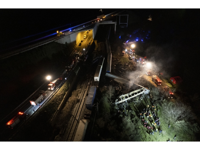 TREN KAZASINDA ÖLÜM SAYISI YÜKSELDİ