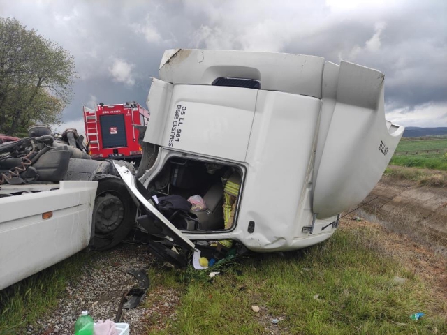 İZMİR'DE KAMYONLA TIR ÇARPIŞTI :1 ÖLÜ