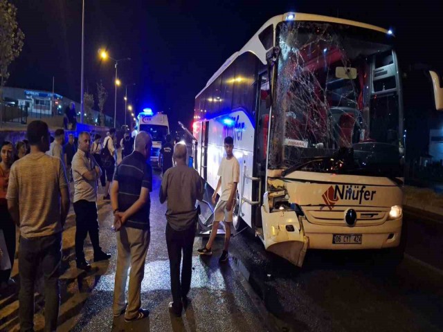 TURGUTLU'DA YOLCU OTOBÜSÜ TIR'A ARKADAN ÇARPTI: 3 YARALI