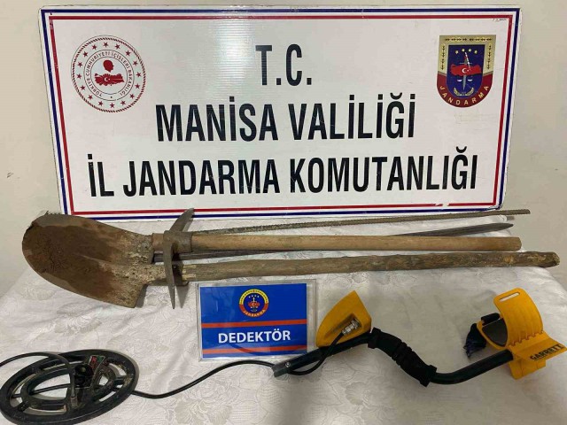 DEFİNECİLER SUÇÜSTÜ YAKALANDI