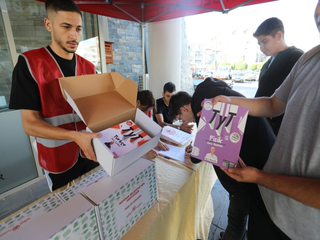 BAŞKAN KAYSERİLİ GELENEĞİ BOZMADI: TEST KİTAPLAR BU SENEDE BELEDİYEDEN