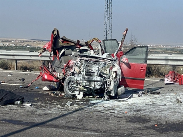 Niğde’de Feci Kaza: Otomobil Tıra Çarptı, 2 Ölü 3 Yaralı”