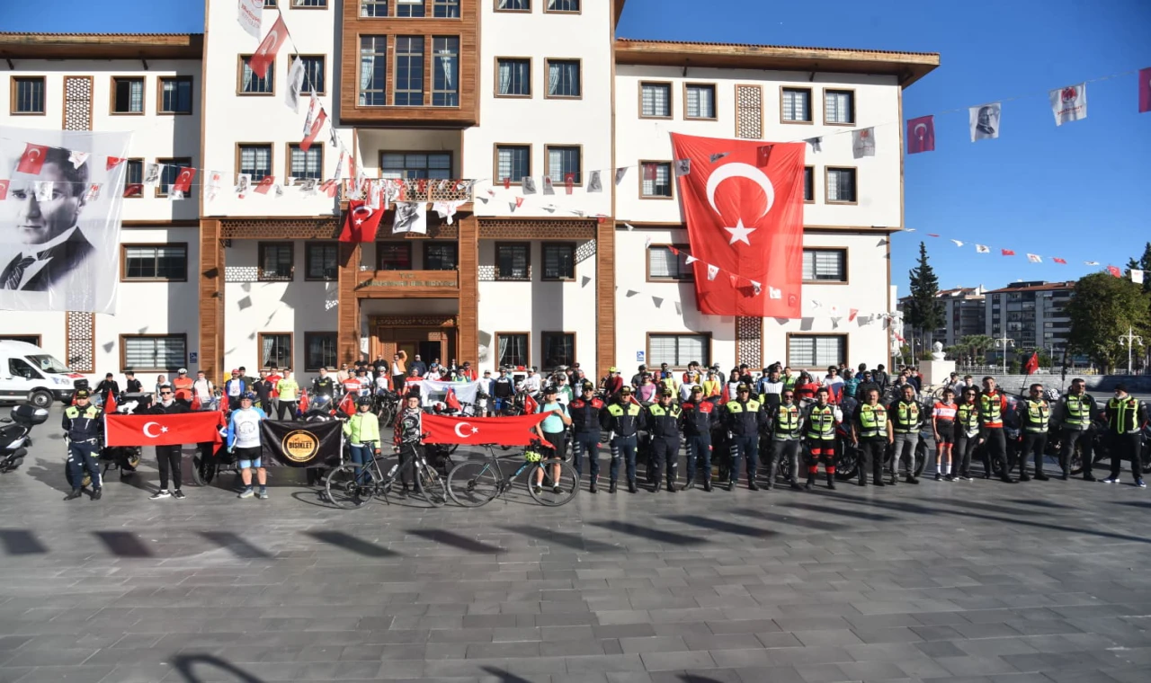 BİSİKLETSEVERLER CUMHURİYET İÇİN PEDAL ÇEVİRDİ