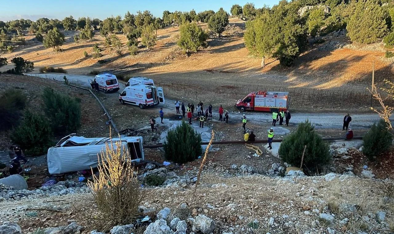 Tarım İşçilerini Taşıyan Minibüs Şarampole Yuvarlandı, 5 Ölü, 13 Yaralı