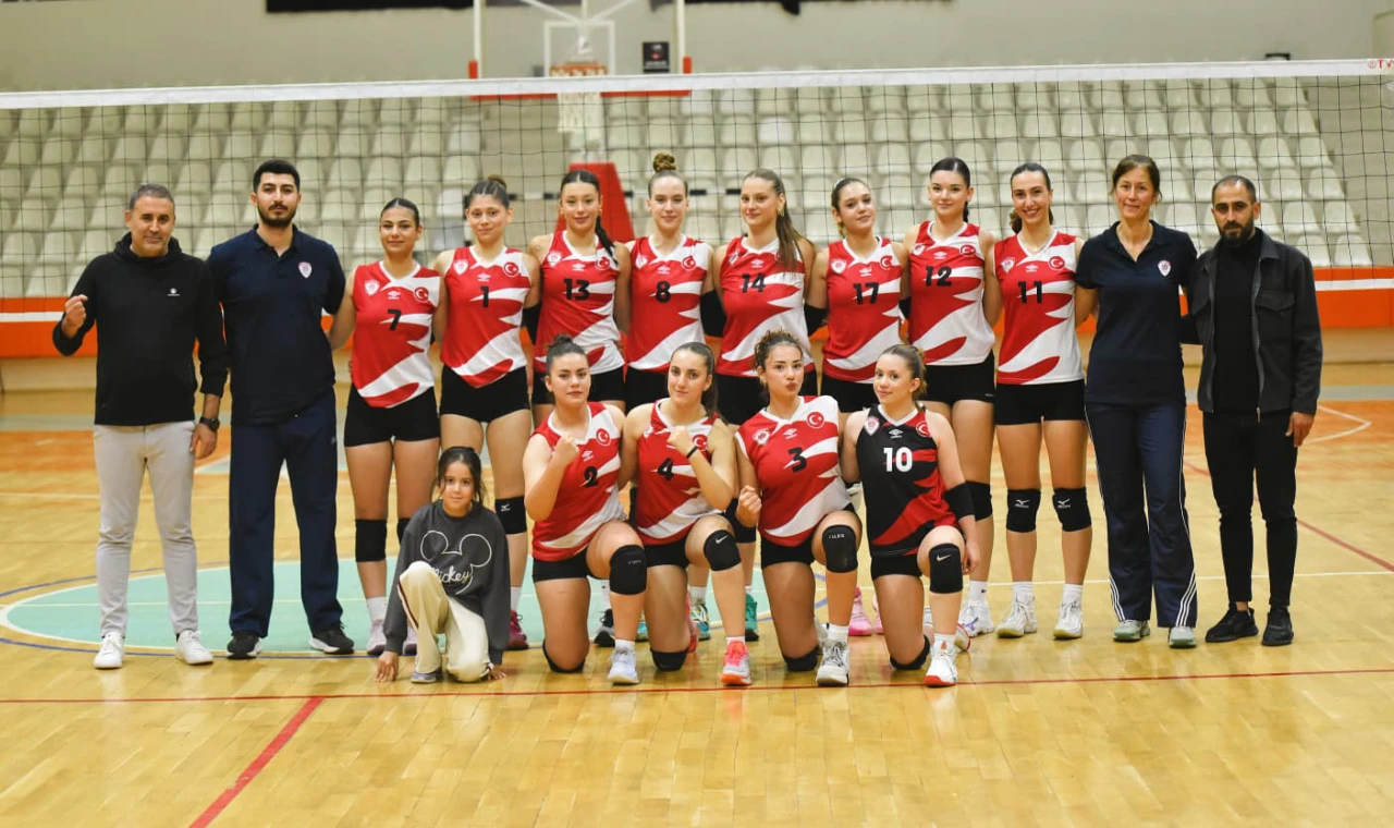 YUNUSEMRE'NİN SULTANLARI SEZONUN İLK GALİBİYETİNİ İZMİR'DE ALDI: 0-3