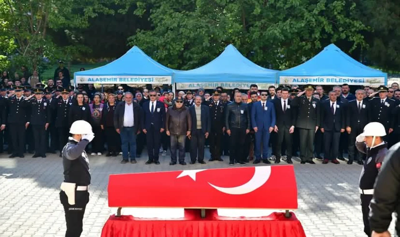 Alaşehir’de şehit olan polis memuru Ali Barut, dualarla memleketine uğurlandı