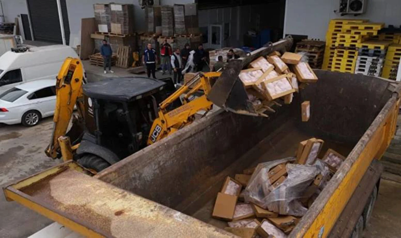 Antalya Aksu’da 25 ton son kullanma tarihi geçmiş tavuk ürünü imha edildi