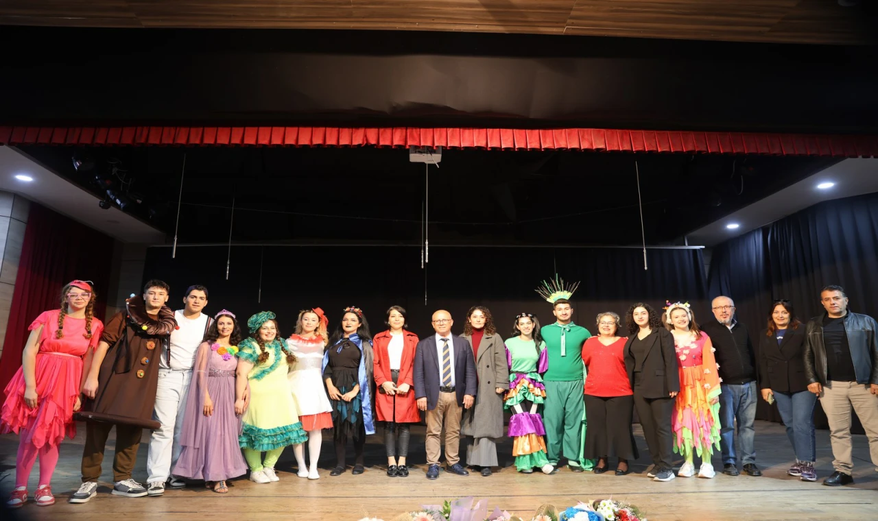 ‘BİZİM AYŞE ABUR CUBUR KRALLIĞI’NDA’ ÇOCUKLARLA BULUŞTU