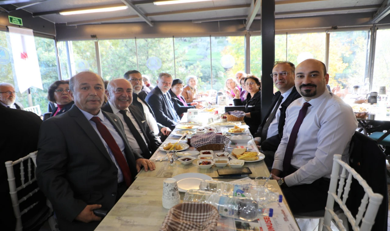 EĞİTİMCİ BAŞKAN EMEKLİ ÖĞRETMENLERİ KONUK ETTİ