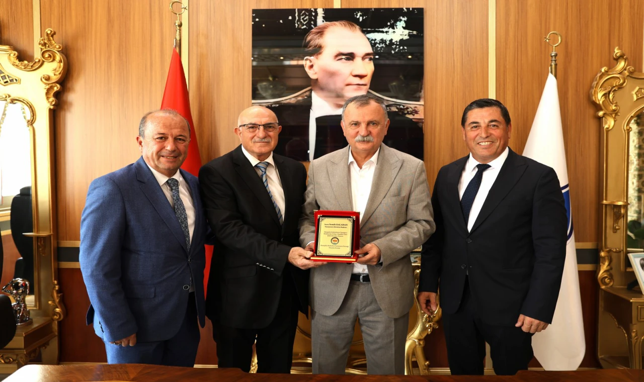 HEMŞEHRİ DERNEKLERİNDEN BAŞKAN BALABAN’A ANLAMLI PLAKET