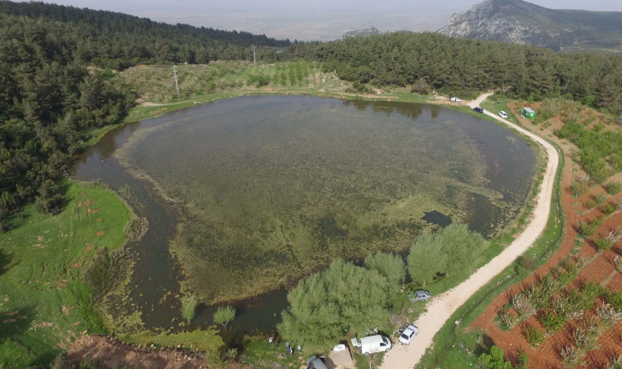 MANİSA’DA SÜLÜKLÜ GÖL TAMAMEN KURUDU