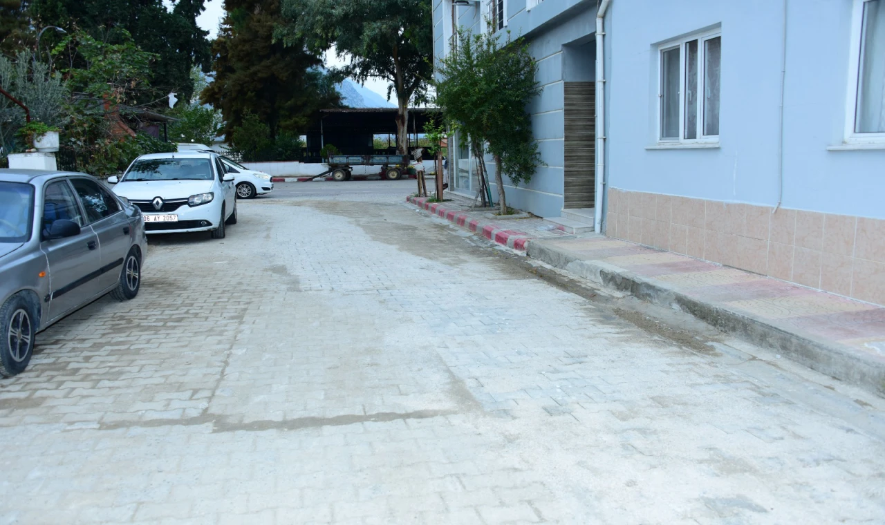 Şehzadeler’de Üç Mahallede Yol ve Kaldırım Çalışması