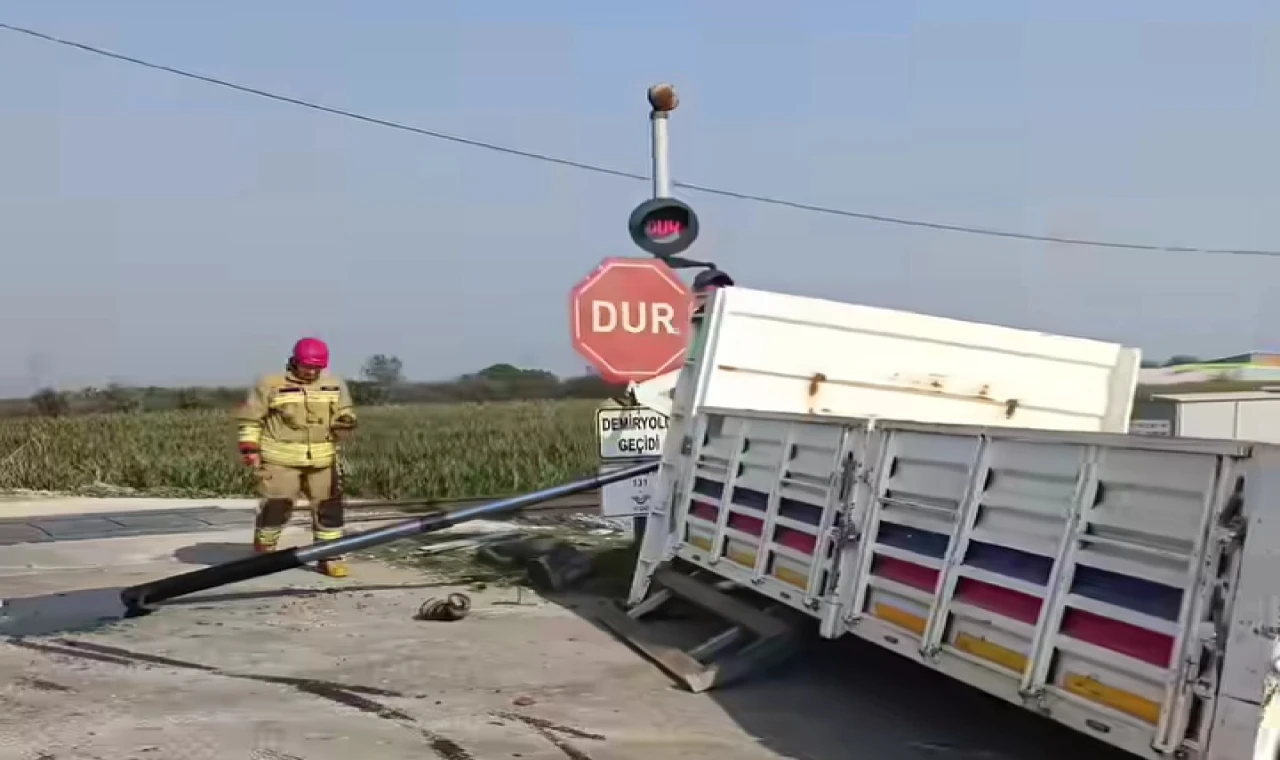 Turgutlu’da Yolcu Treni Hemzemin Geçitte Kamyonete Çarptı