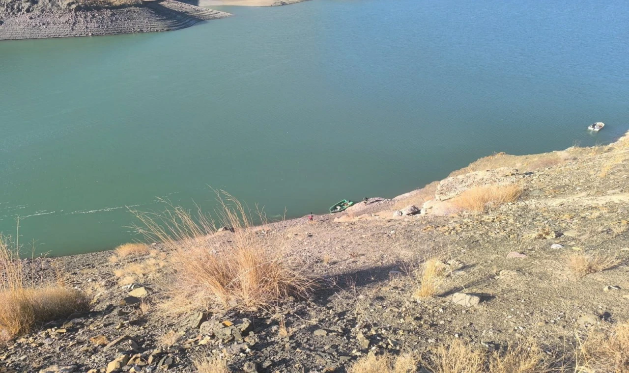 Van’da otomobil Zernek Baraj Gölü’ne yuvarlandı!