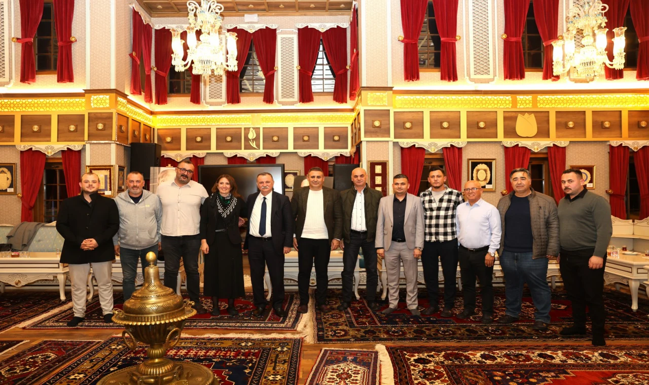 YUNUSEMRE BELEDİYESPOR'DAN BAŞKAN BALABAN'A SÜRPRİZ KUTLAMA