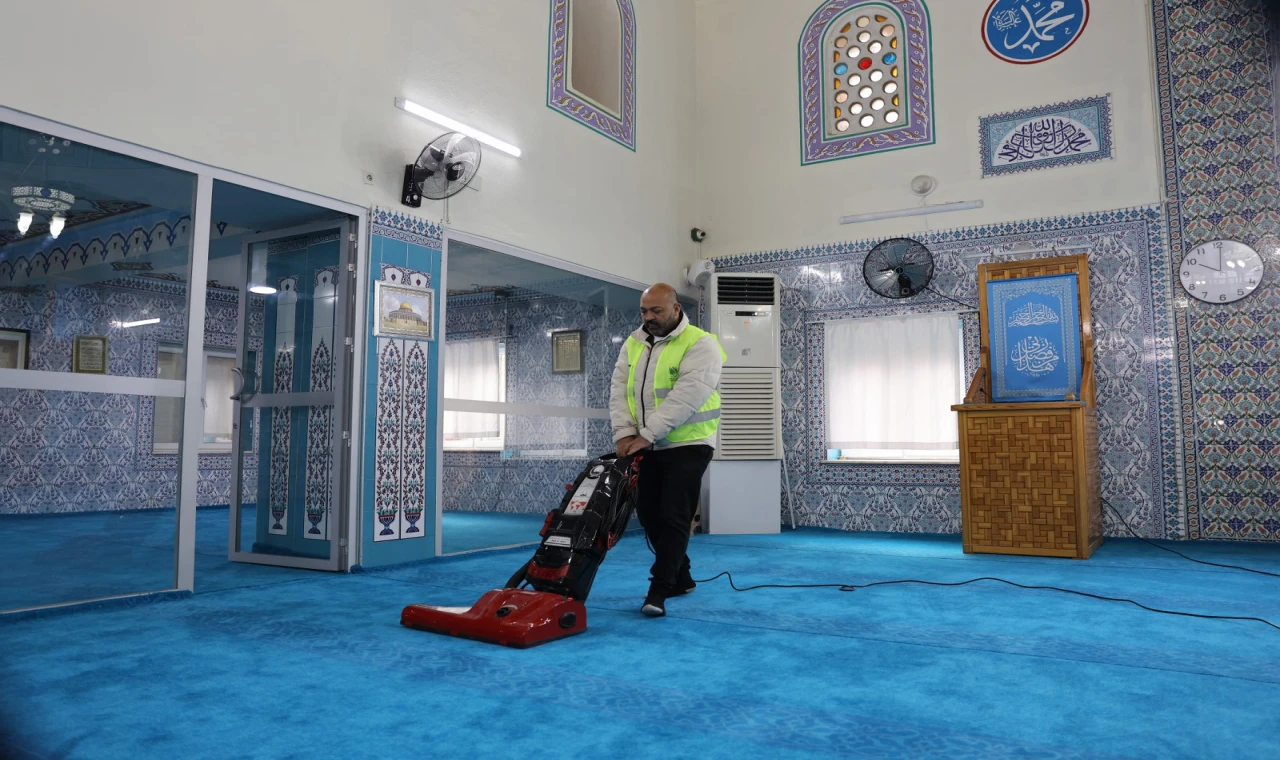 YUNUSEMRE’DE CAMİLERDE TEMİZLİK ÇALIŞMALARI SÜRÜYOR