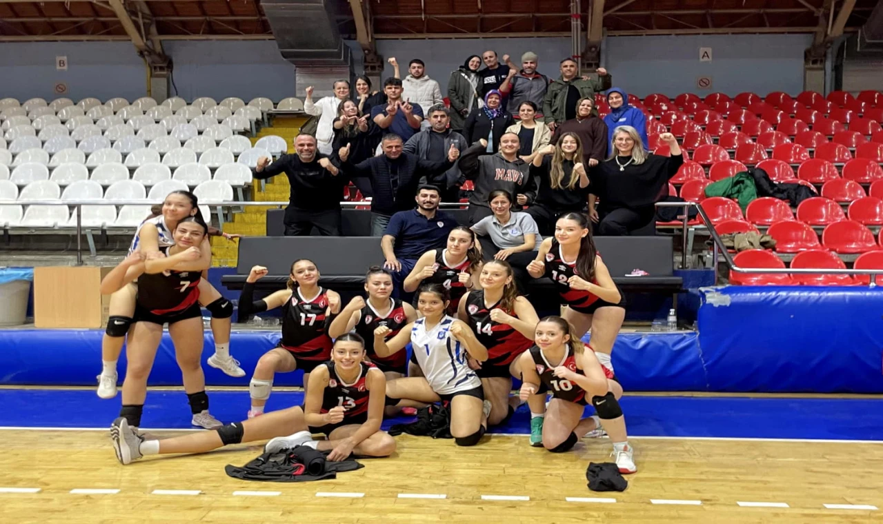 YUNUSEMRE'NİN GENÇ SULTANLARI LİDERLİĞİNİ DEVAM ETTİRDİ: 3-2