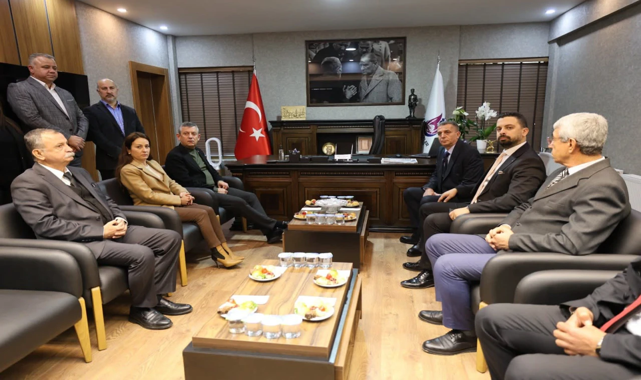 Özgür Özel’den Şehzadeler Belediyesi’ne Ziyaret