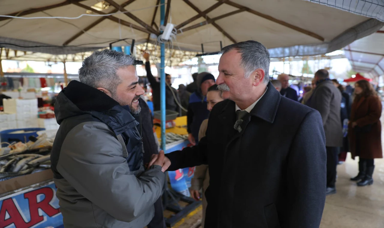 BAŞKAN BALABAN VE İL BAŞKANI ÖZALPER LALELİ PAZARI’NI ZİYARET ETTİ