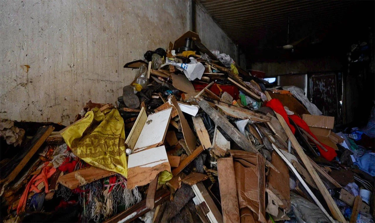 Bir Evden 168 Ton Çöp Çıkarıldı!