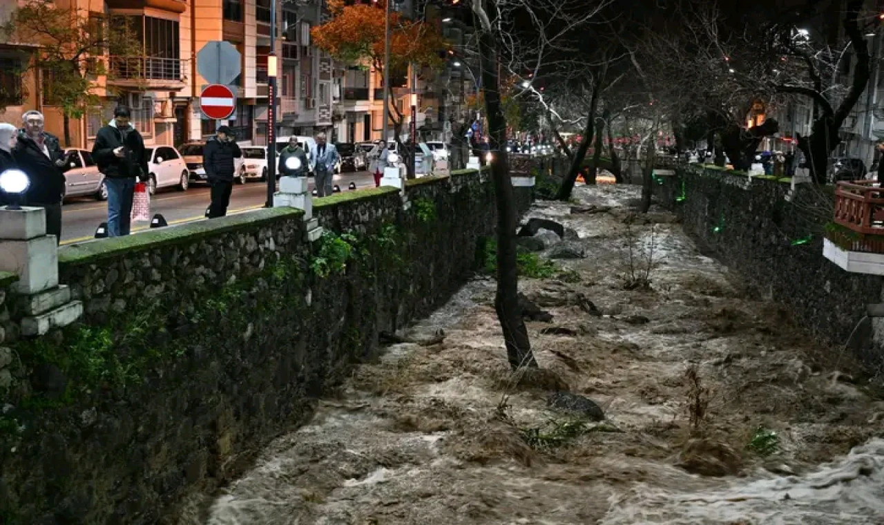 Manisa’da Aşırı Yağış Hayatı Felç Etti