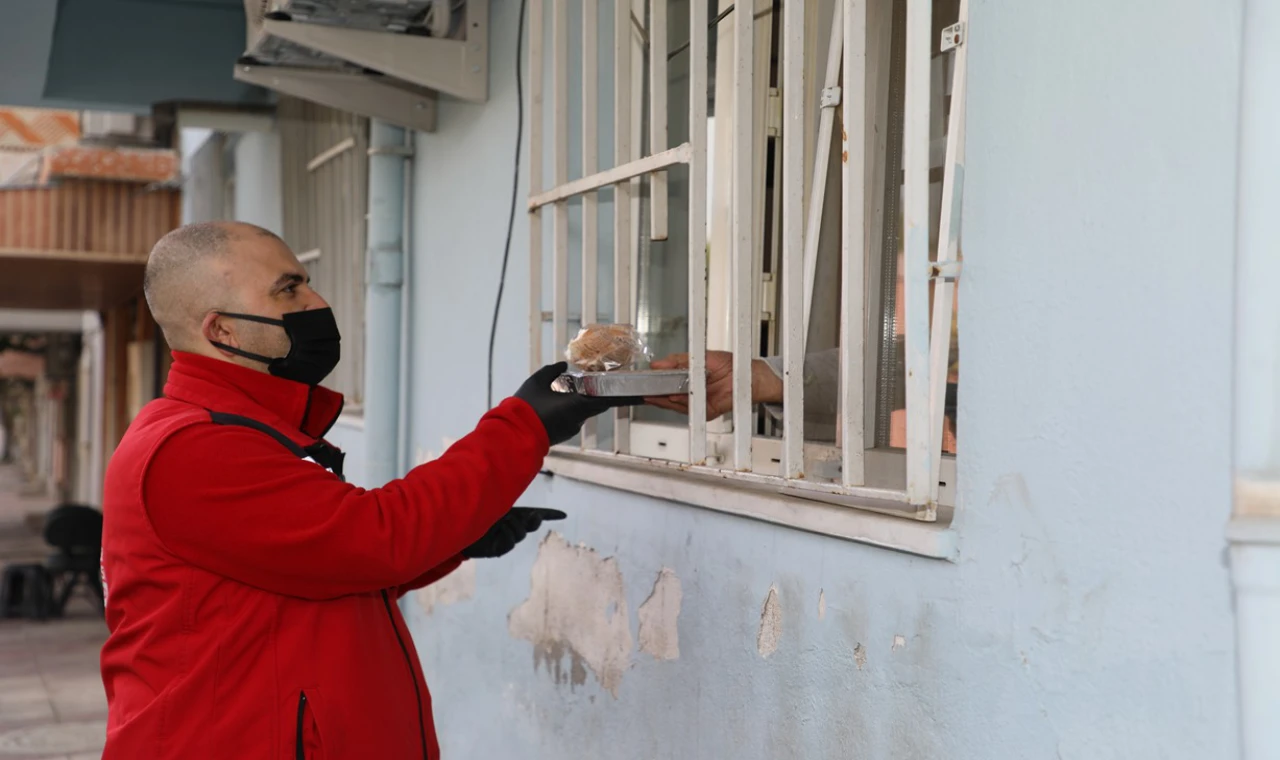 ŞEHZADELER BELEDİYESİ AŞEVİ’NDEN 92 BİN ÖĞÜN SICAK YEMEK DESTEĞİ