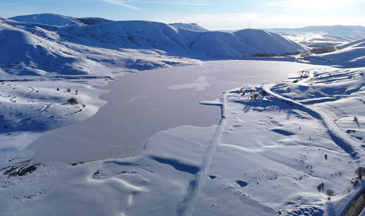Sivas’ta Dondurucu Soğuklar: Yıldız Göleti Buz Tuttu!