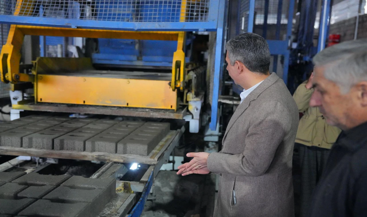 Soma Belediyesi Kendi Parke Taşını Üretiyor