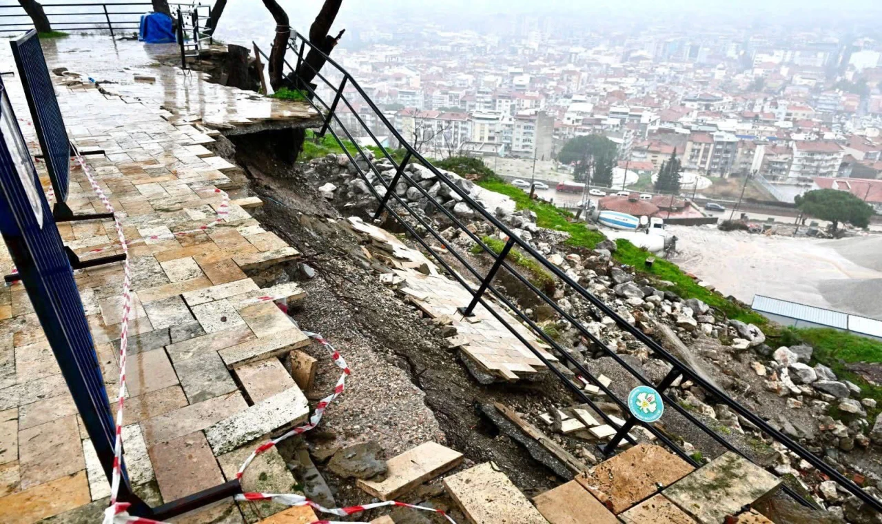 Ağlayan Kaya Spil Dağı Yolunda Çökme Nedeniyle Trafik Durduruldu