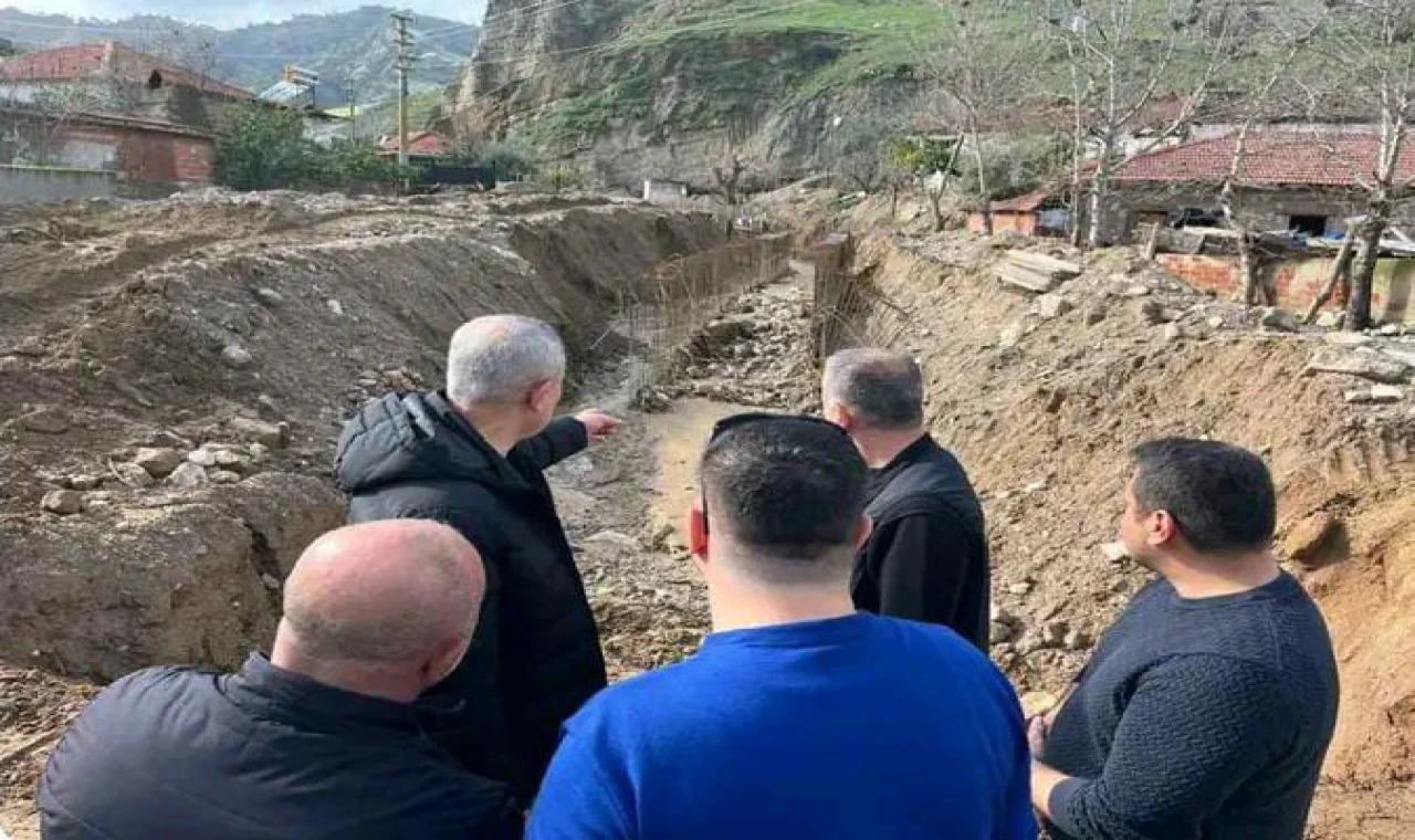 Alaşehir’de Şiddetli Yağış Sonrası Dere Taştı, Yol Ulaşıma Kapandı